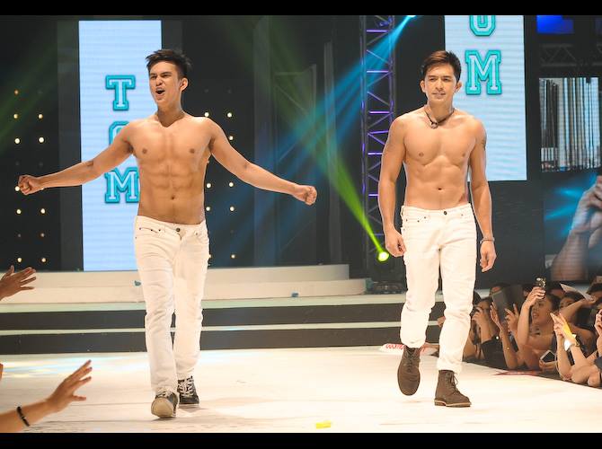 หนุ่มหล่อแจกกล้วยบนเวที