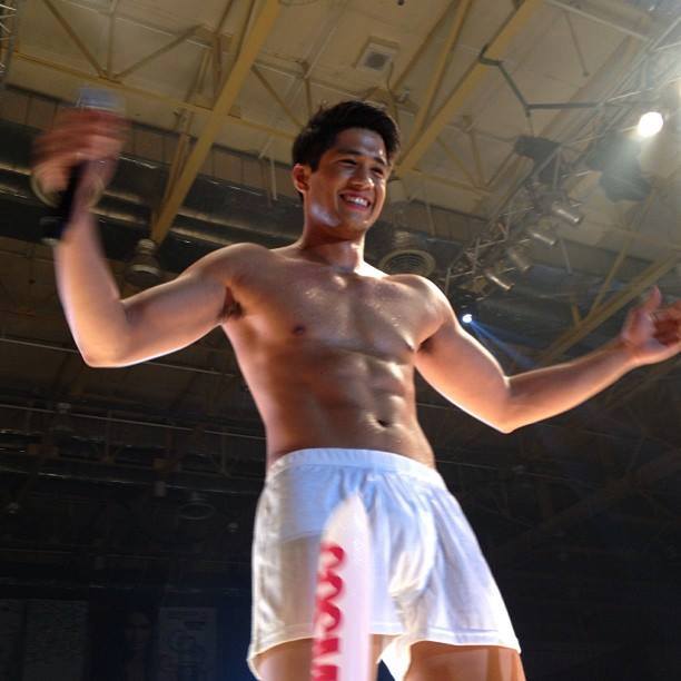 หนุ่มหล่อแจกกล้วยบนเวที