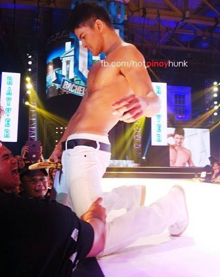 หนุ่มหล่อแจกกล้วยบนเวที