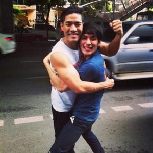 แท็ค ภรัณยู นุ่งกางเกงในตัวเดียวขี่มอเตอร์ไซค์ทั่วกรุง