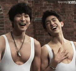 สองหนุ่มในชุดบัลเล่ต์