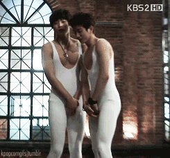 สองหนุ่มในชุดบัลเล่ต์