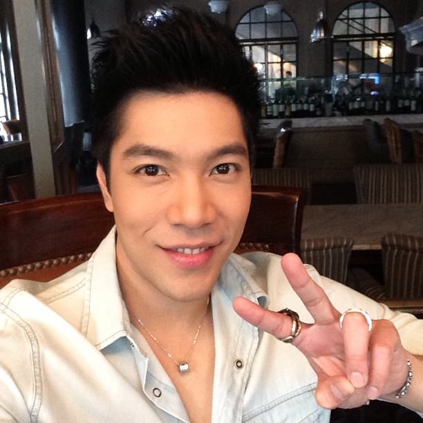 ก้อง กรุณ...นายพงจันทร์จอมกะล่อนหรือคุณชายไร้หัวใจในดาวเกี้ยวเดือน แต่นอกจอเป็นผู้ชายสุดหล่อและสุดอบอุ่น แค่มองก็หลงเลยอ่าาา