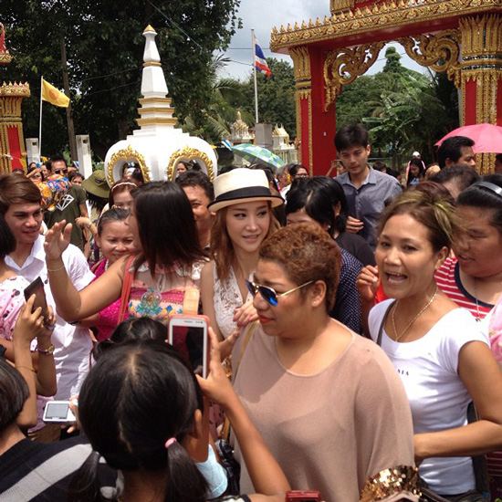 แตงโม โตโน่ ควงคู่ทำบุญทอดผ้าป่าร่วมกับแฟนคลับ