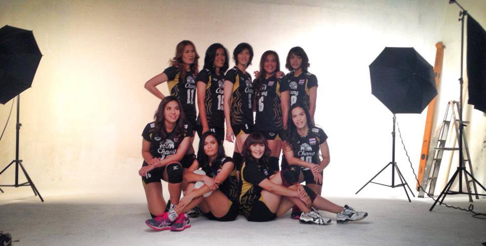 นักกีฬาวอลเลย์บอลหญิงทีมชาติไทย @ กุลสตรี vol.43 no.1026 October 2013