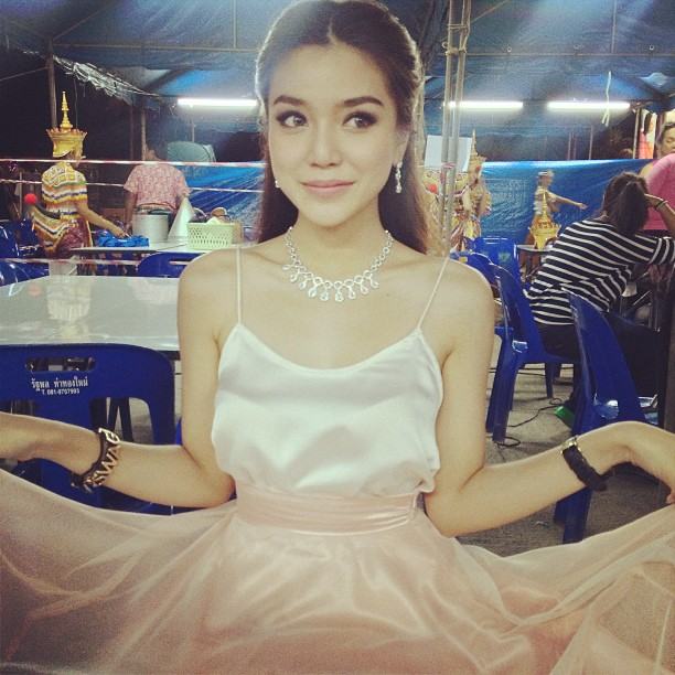 ปรางค์ กัญญ์ณรัณ สวยๆ น่ารักๆ ในบทหญิงนิ่ม แห่งดาวเกี้ยวเดือน