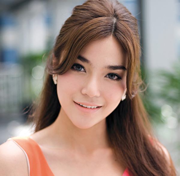ปรางค์ กัญญ์ณรัณ สวยๆ น่ารักๆ ในบทหญิงนิ่ม แห่งดาวเกี้ยวเดือน