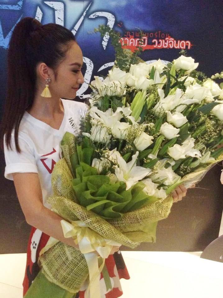 ใครให้ดอกไม้ช่อใหญ่กับหญิง กัญญาพัชญ์ ในงานเปิดตัวหนังผีเข้า-ผีออก