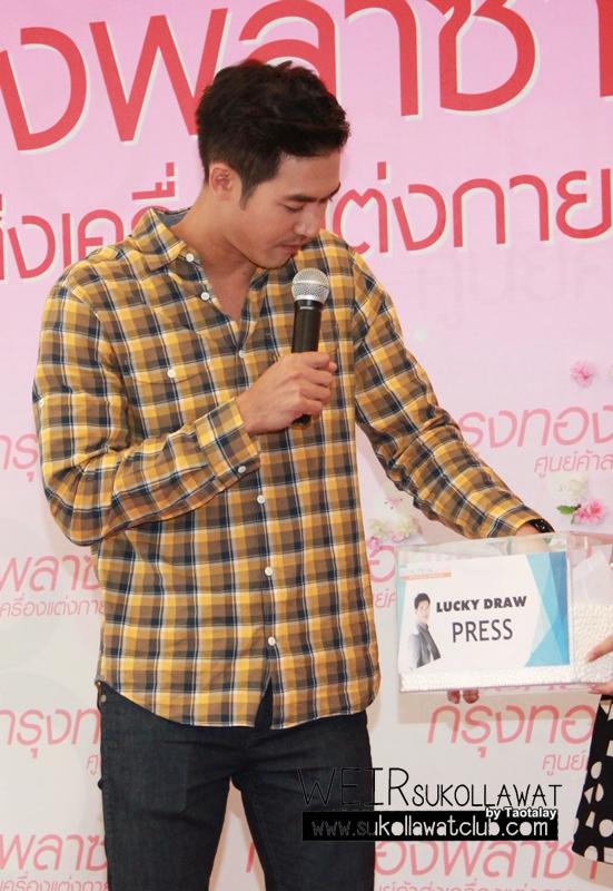 เวียร์ ศุกลวัฒน์ ที่ กรุงทองพลาซ่า 1 @ ประตูน้ำ  เปิดงานด้วยมินิคอนเสิร์ต 3 เพลงรวด