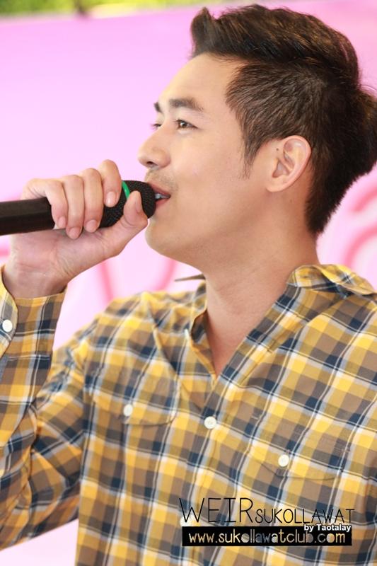 เวียร์ ศุกลวัฒน์ ที่ กรุงทองพลาซ่า 1 @ ประตูน้ำ  เปิดงานด้วยมินิคอนเสิร์ต 3 เพลงรวด