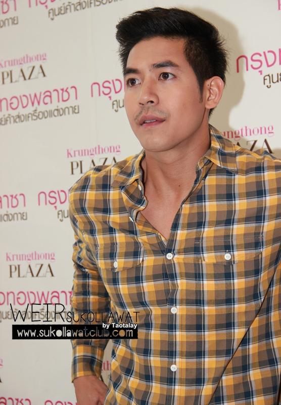 เวียร์ ศุกลวัฒน์ ที่ กรุงทองพลาซ่า 1 @ ประตูน้ำ  เปิดงานด้วยมินิคอนเสิร์ต 3 เพลงรวด