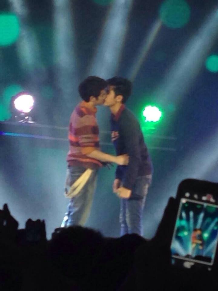 เมื่อฉันมีเธออยู่แนบชิดกาย .. " ด้วยสายตาและสัมผัสด้วยรักที่เรามีให้กัน