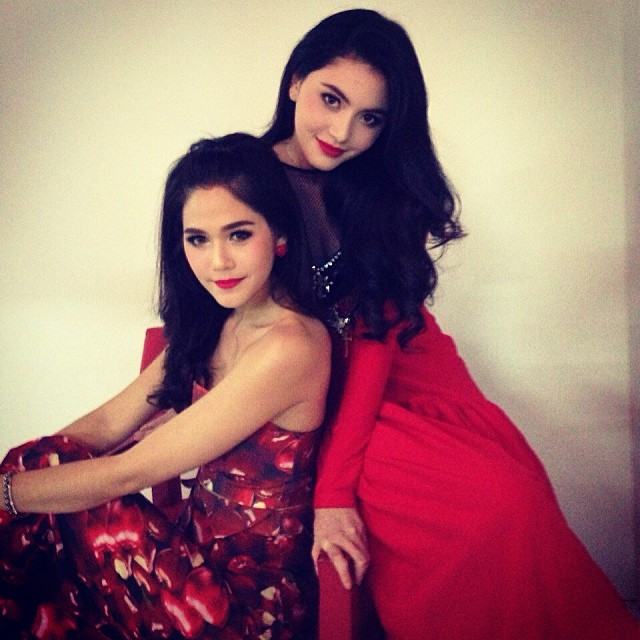 ซุปตาร์สาวสุดฮอตมิน ใหม่ ชมพู่ ถ่ายแบบOops ครบรอบ 9 ปี  แต่ละครสวยเด่นเว่อร์ๆๆ