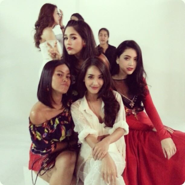 ซุปตาร์สาวสุดฮอตมิน ใหม่ ชมพู่ ถ่ายแบบOops ครบรอบ 9 ปี  แต่ละครสวยเด่นเว่อร์ๆๆ