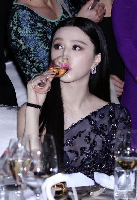 แม่นาง"ฟ่านปิงปิง" งานการกุศลนิตยสาร BAZAAR มาในชุด Elie Saab 2013 !!