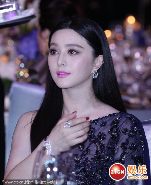 แม่นาง"ฟ่านปิงปิง" งานการกุศลนิตยสาร BAZAAR มาในชุด Elie Saab 2013 !!