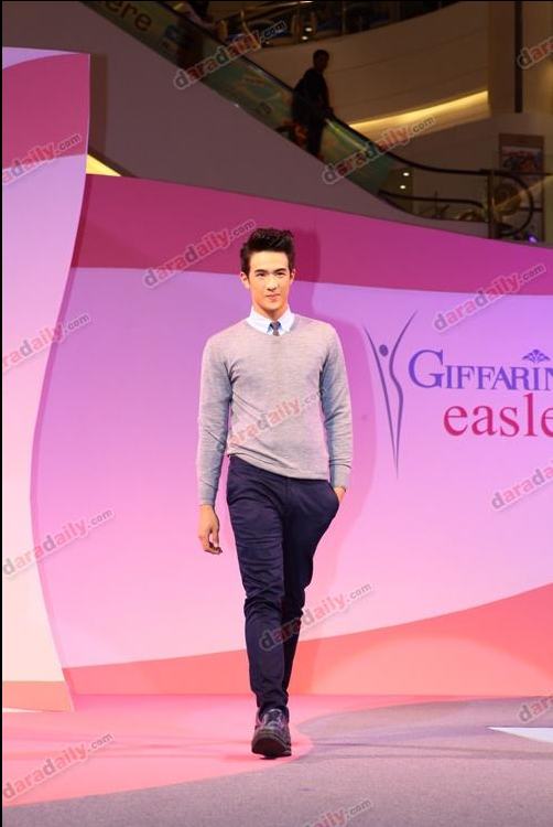 เจมส์ มาร์ ในงานGiffarine easels