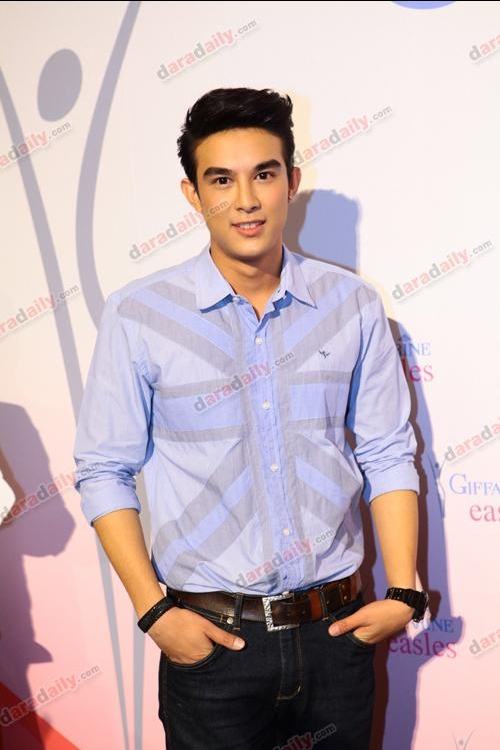 เจมส์ มาร์ ในงานGiffarine easels