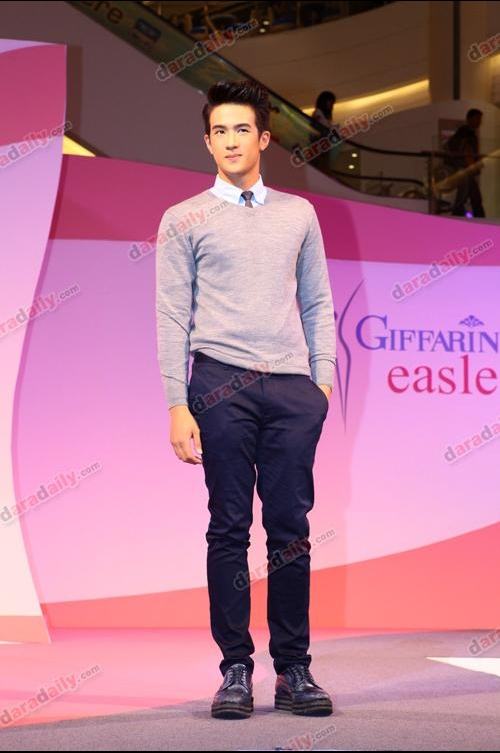 เจมส์ มาร์ ในงานGiffarine easels