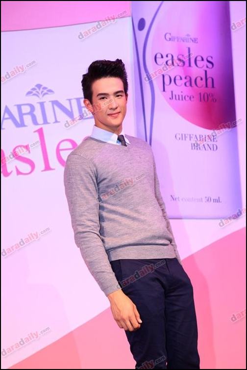 เจมส์ มาร์ ในงานGiffarine easels