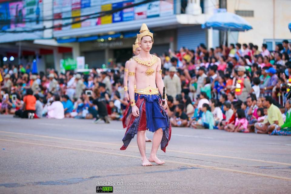 มาส่องภาพหนุ่มสาวงานปราสาทผึ้งสกลนคร(2)