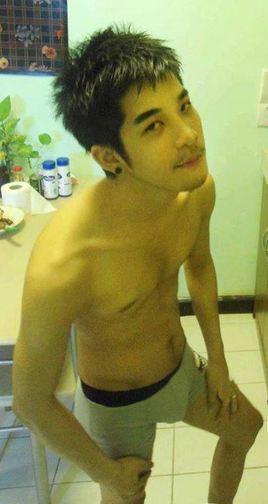 อือฮึ ผู้ชายแก้ผ้า