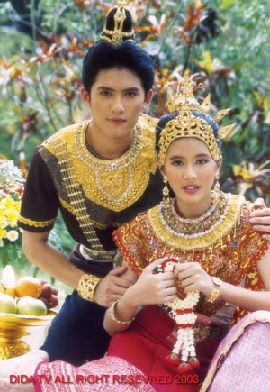 งดดราม่านะคะ ละครเรื่องนี้ดิฉันชอบมากจริงๆ เรื่องนางสิบสอง ทั้งเพลงทั้งเนื้อเรื่อง ยังจำได้จนวันนี้