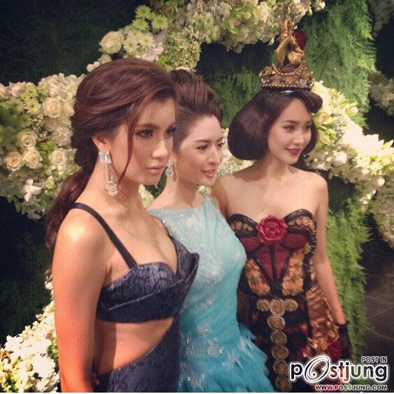 เมื่อสามนางเอกจากต่างช่องต้องโคจรมาเจอกัน ในงานดอกใม้สุดยิ่งใหญ่ของเมืองไทย. !!!!!