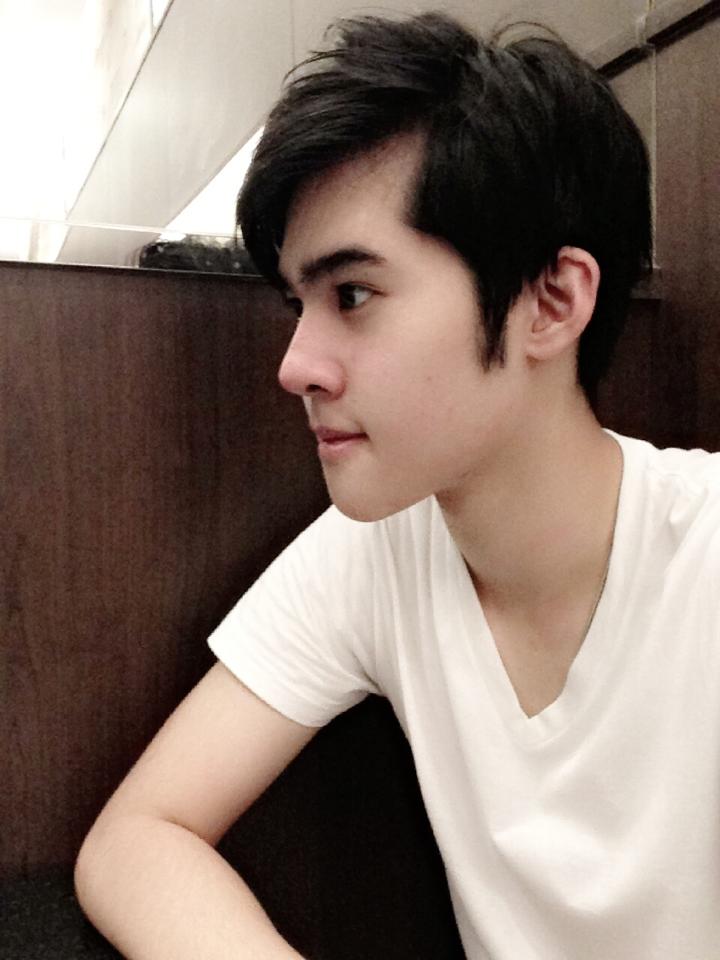 น้องเฟิร์ส ดาราหนุ่มน้องใหม่ รับบท เเดนนี่ ในละคร คิวบิก(หล่อกว่าพระเอกอีกนะ)