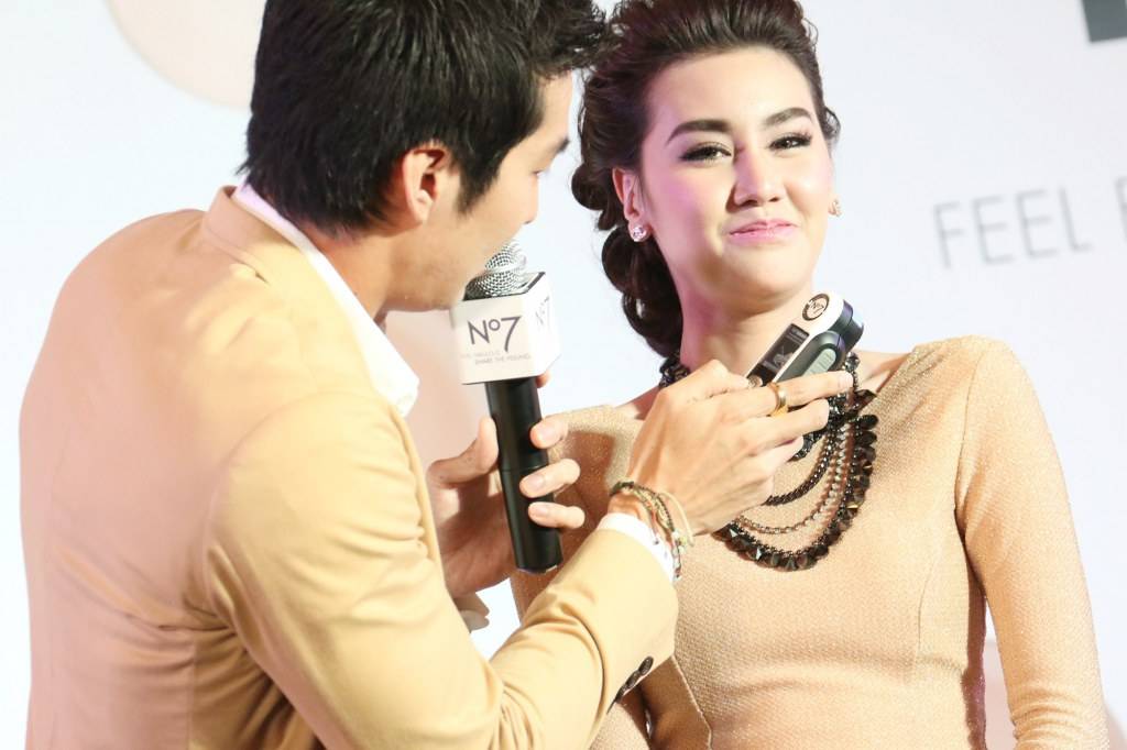 &ldquo;เดี่ยว&rdquo; โชว์อาวุธคู่ใจ! "จับคู่รองพื้นสวยเป๊ะ!" กับ No7