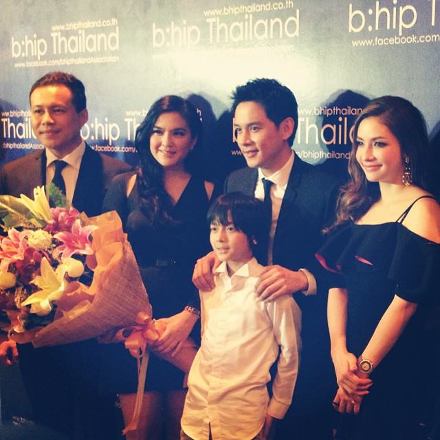 โบว์ - แบงค์ ฟลุค - นาตาลี ควงน้องอชิ ออกงานรับทรัพย์กันแบบพร้อมหน้าเลยค่า !!!