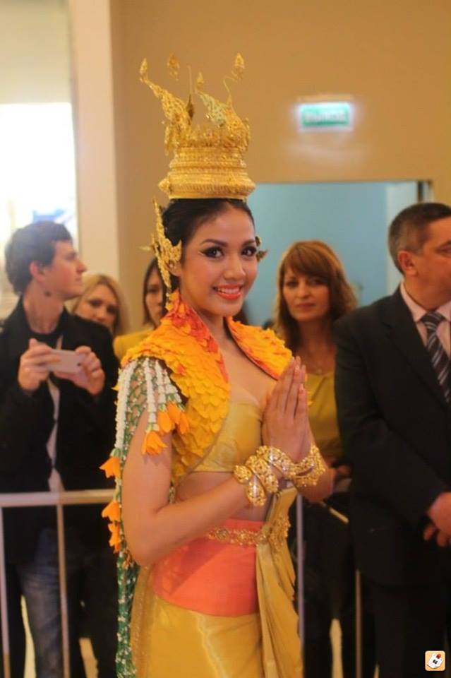 "ลิต้า" โชว์ชุดประจำชาติได้อย่างสวยงาม