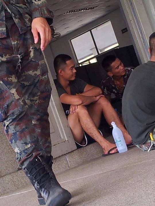 พี่ทหารนั่งรับลม