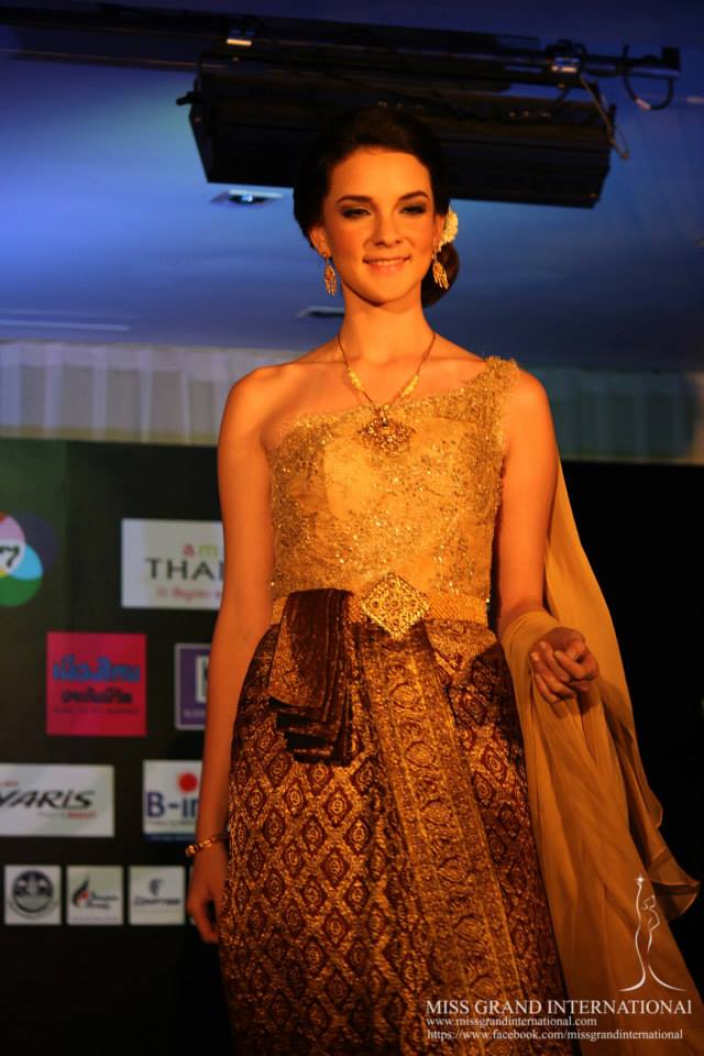 การเดินแบบชุดไทย ของผู้เข้าประกวด Miss Grand International 2013