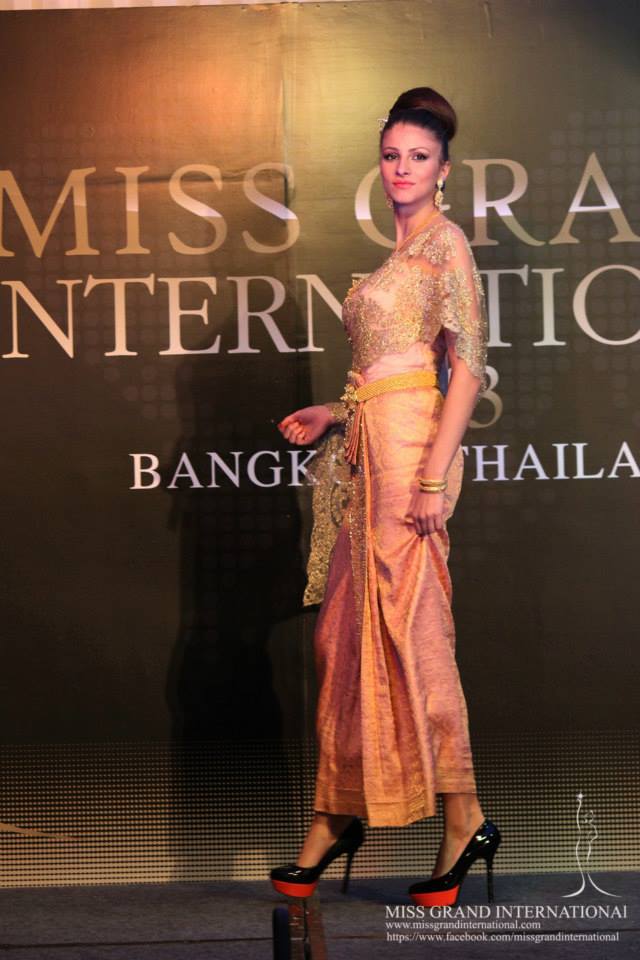 การเดินแบบชุดไทย ของผู้เข้าประกวด Miss Grand International 2013