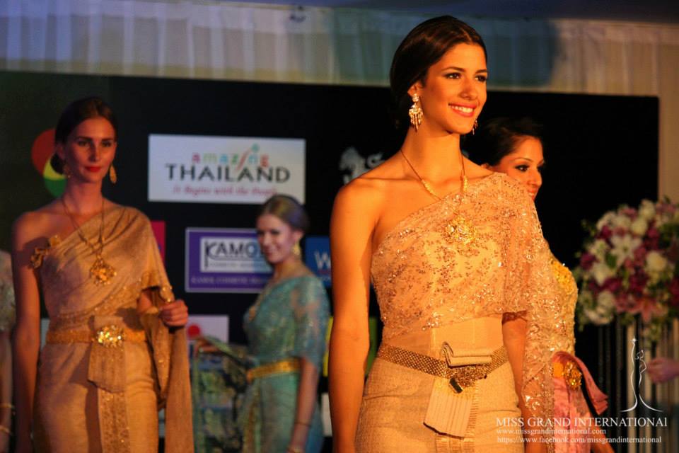 การเดินแบบชุดไทย ของผู้เข้าประกวด Miss Grand International 2013