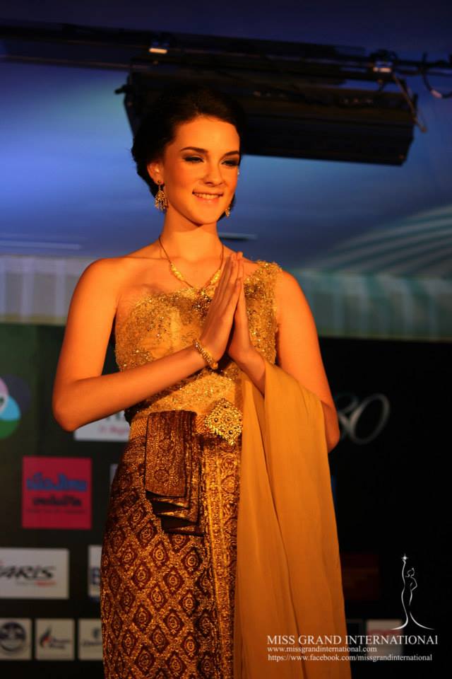 การเดินแบบชุดไทย ของผู้เข้าประกวด Miss Grand International 2013