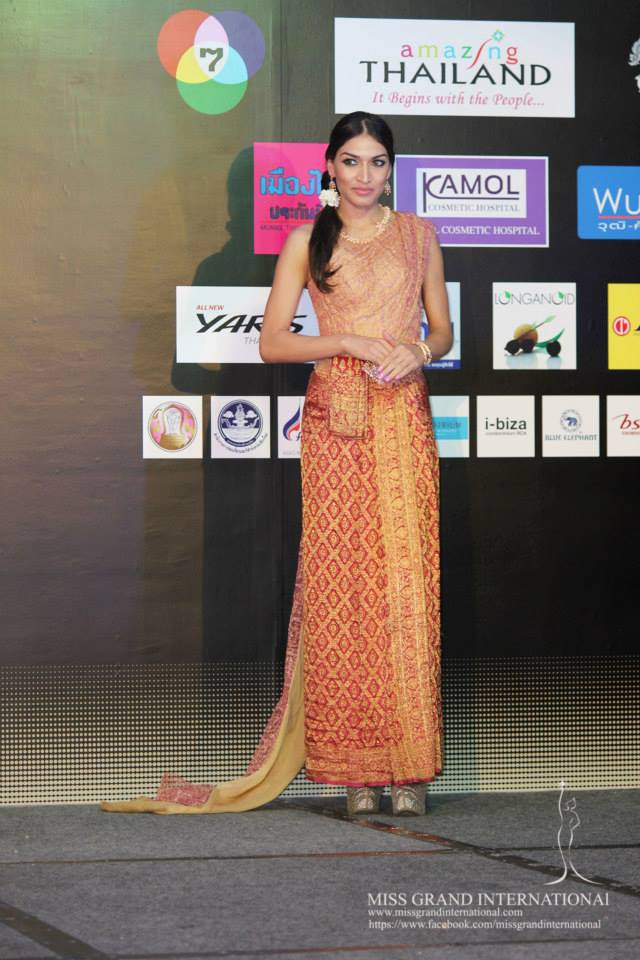 การเดินแบบชุดไทย ของผู้เข้าประกวด Miss Grand International 2013