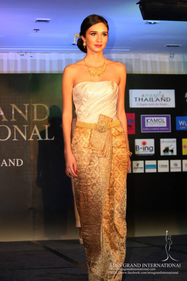 การเดินแบบชุดไทย ของผู้เข้าประกวด Miss Grand International 2013