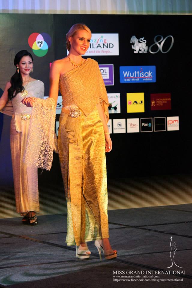 การเดินแบบชุดไทย ของผู้เข้าประกวด Miss Grand International 2013