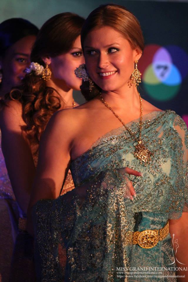 การเดินแบบชุดไทย ของผู้เข้าประกวด Miss Grand International 2013
