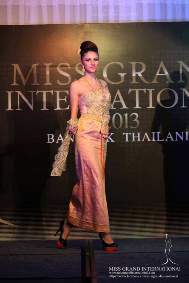 การเดินแบบชุดไทย ของผู้เข้าประกวด Miss Grand International 2013