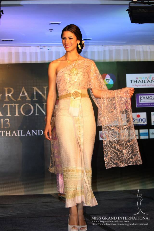 การเดินแบบชุดไทย ของผู้เข้าประกวด Miss Grand International 2013