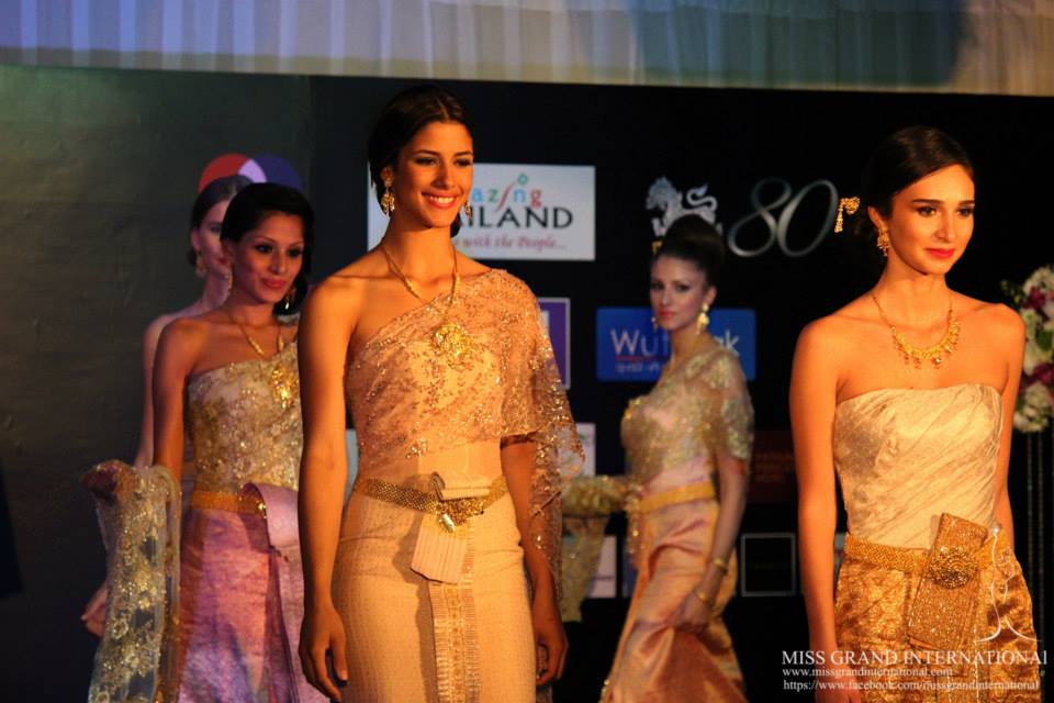 การเดินแบบชุดไทย ของผู้เข้าประกวด Miss Grand International 2013