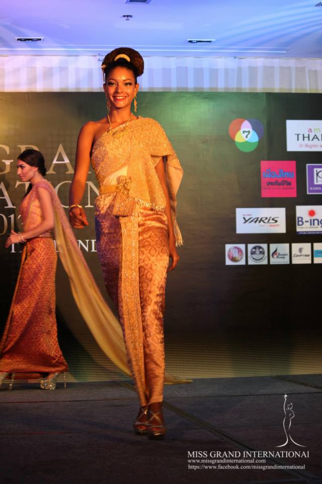 การเดินแบบชุดไทย ของผู้เข้าประกวด Miss Grand International 2013