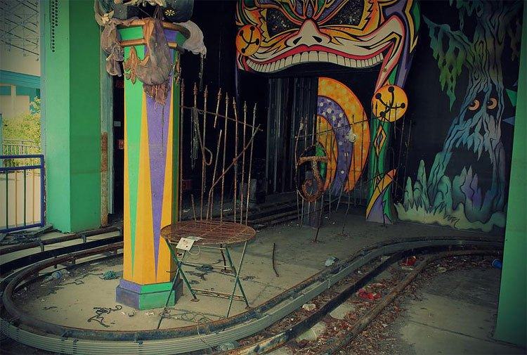 สวนสนุกร้าง