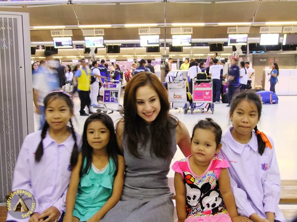 กับแฟนคลับตัวน้อย