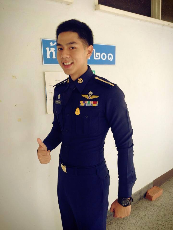 ถูกใจผู้ชายในเครื่องแบบ