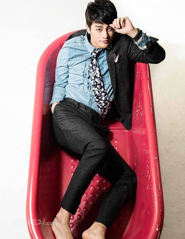 Seo In Guk @ Cine21 Magazine no.926 October 2013