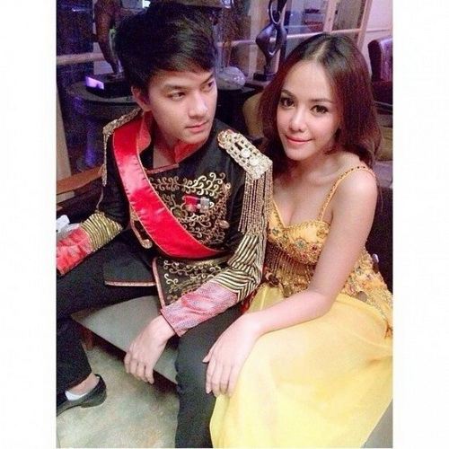 เซอร์ไพรส์! "แบงค์ แบล็ควานิลา" คุกเข่าขอลูกสาว "น้าค่อม" แต่งงาน